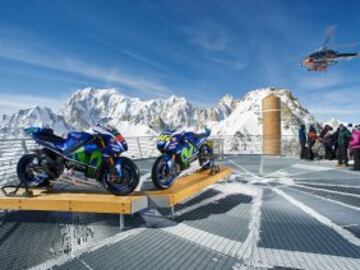 Sesión de fotos de la Yamaha YZR-M1s de Jorge Lorenzo y Valentino Rossi en Punta Helbronner con el Mont Blanc (4,810 m) de fondo.