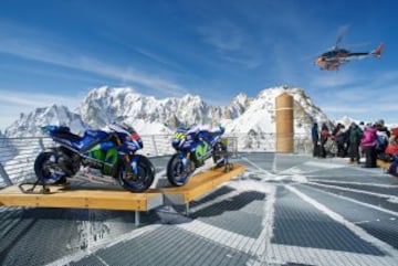 Sesi¨®n de fotos de la Yamaha YZR-M1s de Jorge Lorenzo y Valentino Rossi en Punta Helbronner con el Mont Blanc (4,810 m) de fondo.