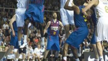 <b>LOS FAVORITOS. </b>Begic y Mirotic frente a Ndong. Real Madrid y Barça Regal sólo podrán enfrentarse entre ellos si llegan a la final.