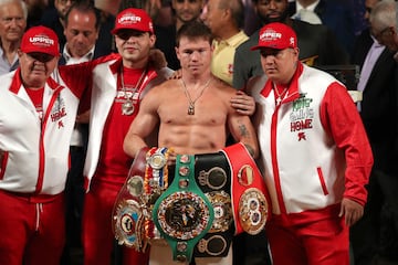 Boxing - Canelo Alvarez v John Ryder Weigh-in - Teatro Degollado, Guadalajara, Mexico - May 5, 2023 Canelo Alvarez poses with his belts and trainer Eddy Reynoso at the weigh-in REUTERS/Henry Romero