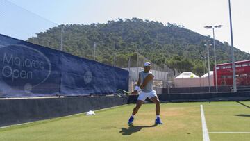 Rafa Nadal entrena sobre las pistas de hierba del Mallorca Open durante su preparación para Wimbledon.