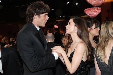 Jacob Elordi y Ana de Armas durante la 83.ª edición de los Globos de Oro, celebrada en el Beverly Hilton.