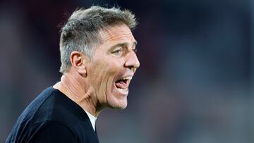 Futbol, Chile vs Peru
Tercera fecha, eliminatorias al mundial 2026.
El entrenador de la seleccion chilena Eduardo Berizzo es fotografiado durante el partido de clasificacion al mundial 2026 contra Peru disputado en el estadio Monumental de Santiago, Chile
12/10/2023
Jose Alvujar/Photosport
Football, Chile vs Peru
3nd turn, 2026 World cup qualifiers.
Chile’s head coach Eduardo Berizzo is pictured during the 2026 World Cup qualifier match against Peru held at the Monumental stadium in Santiago, Chile.
12/10/2023
Jose Alvujar/Photosport