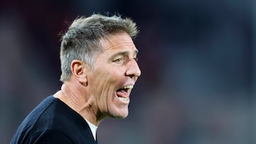 Futbol, Chile vs Peru
Tercera fecha, eliminatorias al mundial 2026.
El entrenador de la seleccion chilena Eduardo Berizzo es fotografiado durante el partido de clasificacion al mundial 2026 contra Peru disputado en el estadio Monumental de Santiago, Chile
12/10/2023
Jose Alvujar/Photosport
Football, Chile vs Peru
3nd turn, 2026 World cup qualifiers.
Chile’s head coach Eduardo Berizzo is pictured during the 2026 World Cup qualifier match against Peru held at the Monumental stadium in Santiago, Chile.
12/10/2023
Jose Alvujar/Photosport
