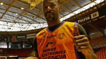 <b>EN VALENCIA. </b>Middeton, a sus 44 años, con la camiseta del Power.