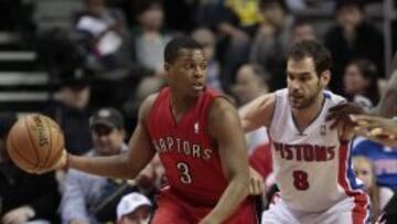 El jugador de los Pistons José Calderón (d) ante Kyle Lowry (i) de los Raptors.