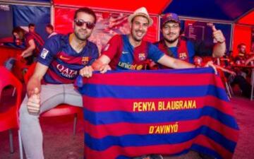 La afición del Barça disfruta de las instalaciones de la fan zone en el antiguo Matadero de Madrid.