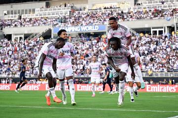 Los jugadores juventinos celebran el primer gol de su equipo en Orlando.