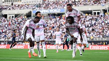 Los jugadores juventinos celebran el primer gol de su equipo en Orlando.