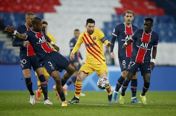 Leo Messi, rodeado de jugadores del PSG.