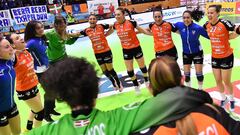 Las jugadoras del Bera Bera celebran su victoria en la final de la Copa de la Reina de Balonmano 2019.