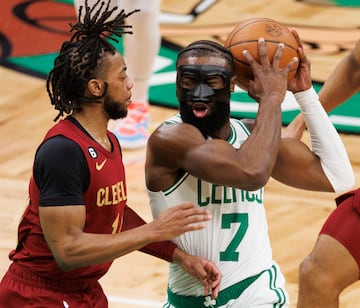 Jaylen Brown, escolta de los Boston Celtics, lleva jugando mes y medio con una máscara que cubre su rostro por una fractura facial. Lo curioso es que el golpe que le provocó la lesión se lo dio Jayson Tatum, su compañero. Fortuitamente, claro. En la imagen aparece junto al base de los Cleveland Cavaliers, Darius Garland.