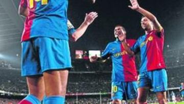 <b>FELICIDADES. </b> Thierry Henry, Daniel Alves y Xavi Hernández se suman en la celebración de uno de los seis goles. Iniesta llega a la carrera.