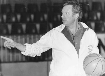 Hay dos legendarios entrenadores españoles que están en el Hall of Fame de Springfield: Antonio Díaz-Miguel fue el primero y Pedro Ferrándiz el segundo. De Díaz-Miguel se reconoce su condición de “pionero de la promoción del baloncesto en el mundo” y su trabajo al frente de la selección entre 1965 y 1992. Ingresó en 1997, diez años antes que el inolvidable Pedro Ferrándiz que, como él, también está en el Hall of Fame de la FEB. Los dos, personajes extraordinarios en el desarrollo del baloncesto, formaron parte de la primera edición, en 2021. Otro entrenador legendario, Lolo Sainz, lleva años entre los nominados en Springfield, pero todavía no se ha consumado su entrada.