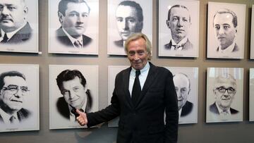 Ferran Martorell estrena su cuadro en la galería de presidentes del estadio del Espanyol.