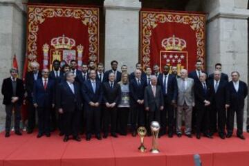 Posado de los jugadores del Real Madrid con Cristina Cifuentes.