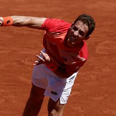 Davidovich cumple ante Van Assche; Carballés no puede con Tsitsipas y Bautista se hunde