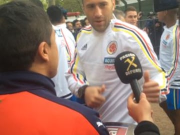 Hinchas charrúas comparten junto a Fredy Guarín y David Ospina.