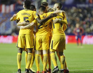 The Atlético players celebrate.