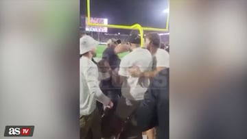 En un partido de fútbol americano, el jugador de los Boston Celtics, Derrick White, le proporcionan un puñetazo durante una pelea.