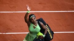 Serena Williams abandona la pista tras su derrota ante Elena Rybakina en Roland Garros.