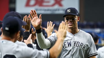 ST PETERSBURG, FL - JUNE 20: Aaron Judge #99 of the New York Yankees high fives teammates after beating the Tampa Bay Rays 4-2 at Tropicana Field on June 20, 2022 in St Petersburg, Florida.   Tyler Schank/Getty Images/AFP
== FOR NEWSPAPERS, INTERNET, TELCOS & TELEVISION USE ONLY ==