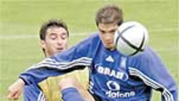 <b>A TOPE.</B> Zagorakis y Charisteas, en el entrenamiento de Grecia.
