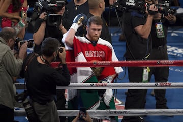 Te presentamos las mejores imágenes de la esperada pelea entre el mexicano y el kazajo celebrada esta noche en Las Vegas, Nevada.