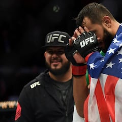 Reyes reclama una oportunidad a Jones tras aplastar a Weidman