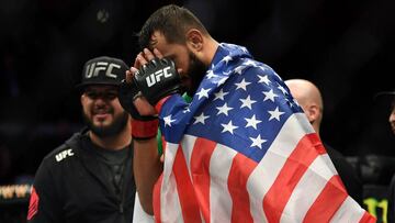 Dominick Reyes celebra su victoria ante Chris Weidman.