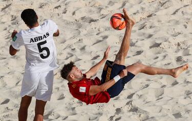 Eduard realiza una espectacular chilena ante Abbas Ali durante el partido de la Copa Mundial de fútbol playa disputado el pasado 23 de agosto en Moscú entre España y Emiratos Árabes Unidos. La selección española, una de las favoritas al título juanto a Brasil y Portugal, se impuso 5-3 y se clasificó para los cuartos de final como segunda de grupo. 
