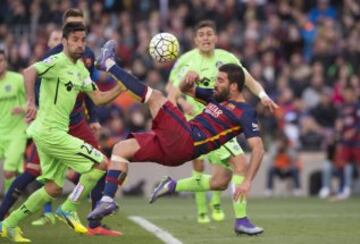 Sexto gol del Barcelona. Arda Turan marca de chilena.