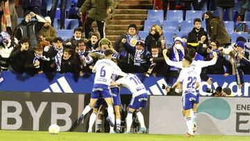 Los jugadores del Zaragoza celebran el gol de Francho frente al Almer&iacute;a.