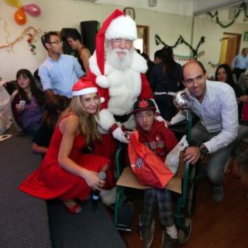 Sergio Jadue compartió con los niños en el Hospital Calvo Mackenna.