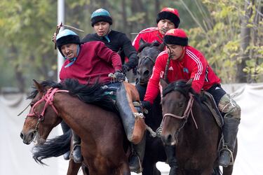 Un jinete protege la presa mientras esquiva a los rivales que lo rodean.