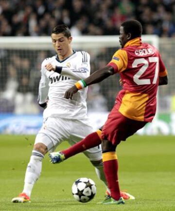 Cristiano Ronaldo presiona a Eboue.