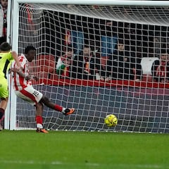 Una expulsión y dos penaltis desequilibran la balanza en El Molinón-Quini