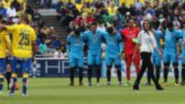 Los jugadores del Barcelona, antes de empezar el partido.