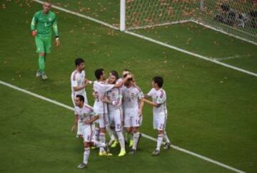 Celebración de los jugadores españoles tras el gol de penalti de Xabi Alonso. 1-0.