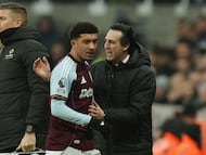 Soccer Football - Premier League - Newcastle United v Aston Villa - St James' Park, Newcastle, Britain - January 25, 2026
Aston Villa's Jadon Sancho with manager Unai Emery after being substituted REUTERS/Phil Noble EDITORIAL USE ONLY. NO USE WITH UNAUTHORIZED AUDIO, VIDEO, DATA, FIXTURE LISTS, CLUB/LEAGUE LOGOS OR 'LIVE' SERVICES. ONLINE IN-MATCH USE LIMITED TO 120 IMAGES, NO VIDEO EMULATION. NO USE IN BETTING, GAMES OR SINGLE CLUB/LEAGUE/PLAYER PUBLICATIONS. PLEASE CONTACT YOUR ACCOUNT REPRESENTATIVE FOR FURTHER DETAILS..