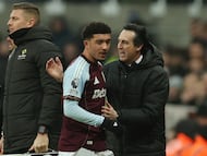 Soccer Football - Premier League - Newcastle United v Aston Villa - St James' Park, Newcastle, Britain - January 25, 2026
Aston Villa's Jadon Sancho with manager Unai Emery after being substituted REUTERS/Phil Noble EDITORIAL USE ONLY. NO USE WITH UNAUTHORIZED AUDIO, VIDEO, DATA, FIXTURE LISTS, CLUB/LEAGUE LOGOS OR 'LIVE' SERVICES. ONLINE IN-MATCH USE LIMITED TO 120 IMAGES, NO VIDEO EMULATION. NO USE IN BETTING, GAMES OR SINGLE CLUB/LEAGUE/PLAYER PUBLICATIONS. PLEASE CONTACT YOUR ACCOUNT REPRESENTATIVE FOR FURTHER DETAILS..