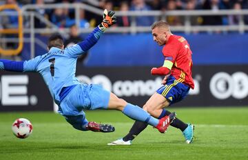 Gerard Deulofeu y el portero Igor Aleksovski.