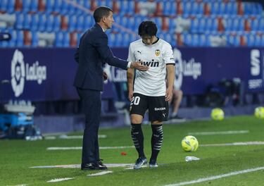 Gracia intent車 animar a Lee.