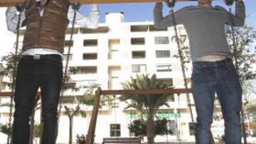 <b>VECINOS DE ELCHE. </b>Paco Esteban y Cañadas posan para AS, ayer, en un parque de Elche.