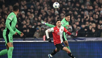 Santiago Giménez pelea la pelota con Nahuel Molina durante el partido Feyenoord vs. Atlético de Madrid en la UEFA Champions League.