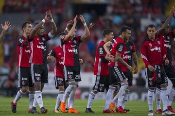 En una de las sorpresas del fin de semana, el último lugar de la tabla se impuso al equipo que llegó como líder general. Atlas comenzó ganando el partido 3-0 ante un Santos que pasó problemas para defender ante el equipo tapatío. Sin embargo, en los minutos finales y cuando los ‘Guerreros’ jugaban con 10 hombres por la expulsión de Osvaldo Martínez, lograron acercarse en el marcador con dos tantos de Julio Furch. Los ‘Zorros’ podrían salvarse del descenso si ganan su próximo encuentro ante Tijuana y Veracruz no consigue vencer a las Chivas. 