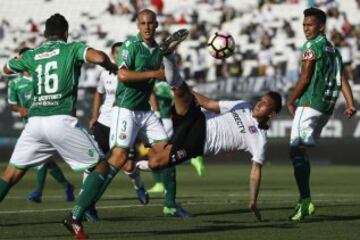 Futbol, Futbol, Colo Colo vs Audax Italiano. 
Segunda fecha, campeonato de Clausura 2016/17.
El jugador de Colo Colo Andres Vilches, derecha, disputa el balon con Hans Martinez de Audax Italiano durante el partido de primera division en el estadio Monumental de Santiago, Chile.
12/02/2017
Felipe Zanca/Photosport
*************

Football, Colo Colo vs Audax Italiano.   Second date, Closure Championship 2016/17.
Colo Colo's player Andres Vilches, right, battles for the ball against Hans Martinez of Audax Italiano during the first division football match held at the Monumental stadium in Santiago, Chile.
12/02/2017.
12/02/2017
Felipe Zanca/Photosport