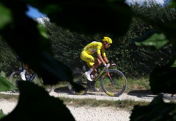 Tadej Pogacar con el maillot amarillo durante la novena etapa del Tour de Francia 2024.