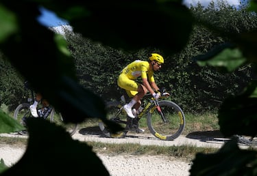 Tadej Pogacar con el maillot amarillo durante la novena etapa del Tour de Francia 2024.