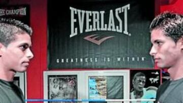 <b>FRENTE A FRENTE. </b>Los hermanos Suárez, mirada solemne y guantes ajustados, en el ring del gimnasio de Carlos Formento de La Isleta.